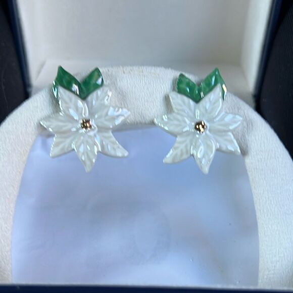 Porcelain white poinsettia pierced earrings. - Picture 1 of 4